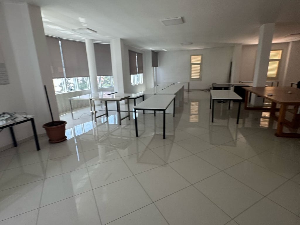 JEPET ME QERA ZYRE OPEN SPACE 350M2 2000 EURO LAPRAKE