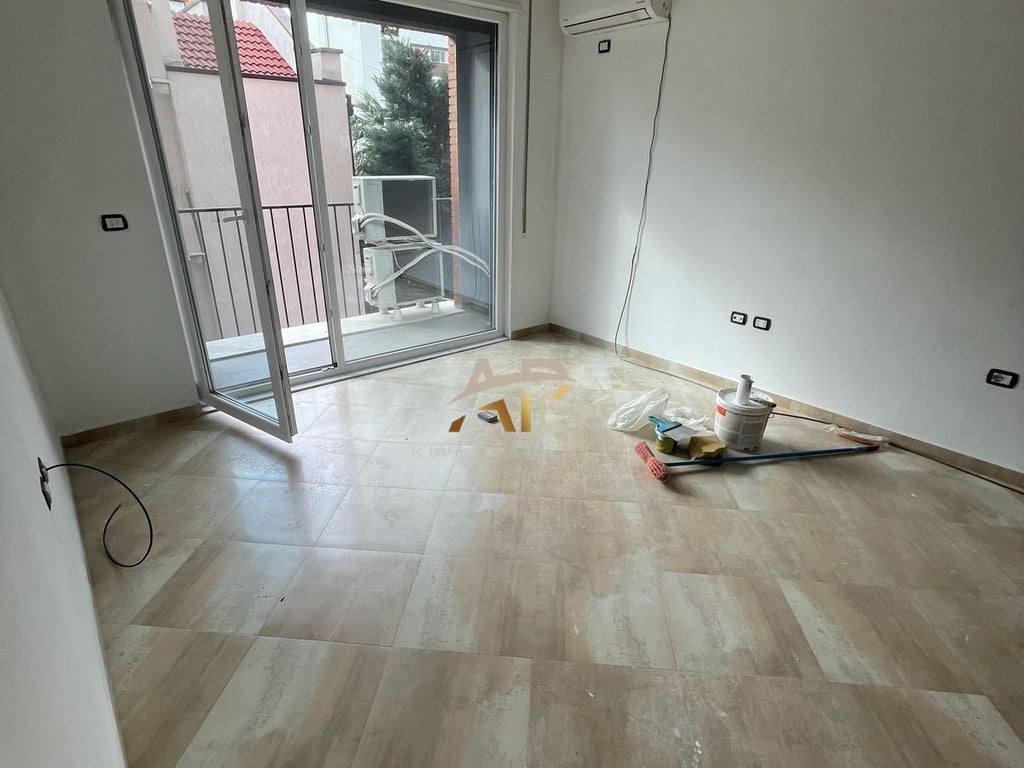 Affittasi appartamento 1+1 in un nuovo palazzo con ascensore, vicino al bar Oslo, 21 Dicembre.