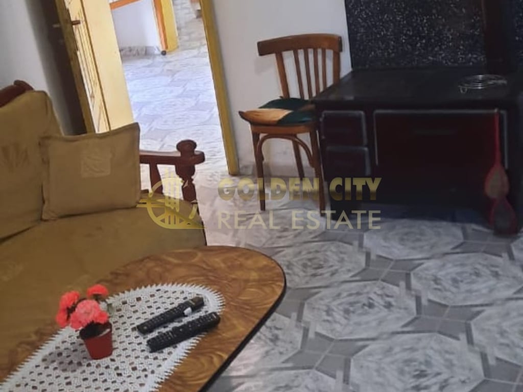 In Vendita: Casa su 2 Piani con Sottotetto e Garage