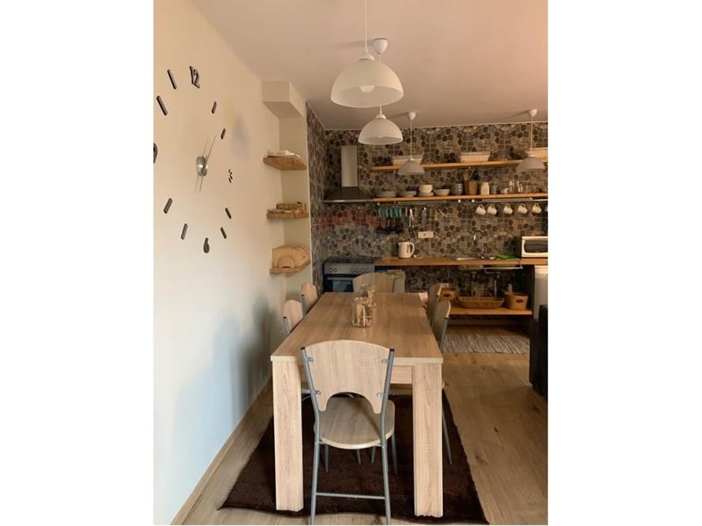 Jepet apartament 1+1 me qira ne qender te rruga Bardhok Biba