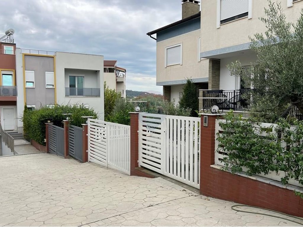 Jepet me qera vile prane Teg