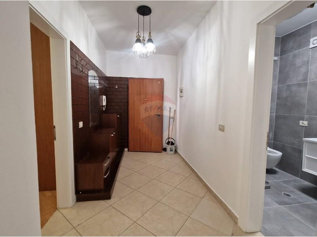 A 2+1+2 apartment is available at Kodra e Diellit.