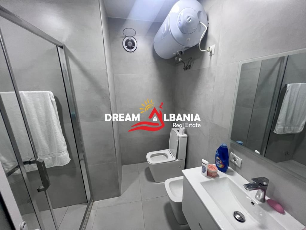  Apartament me qera 2+1 në Komunën e Parisit – Mobilim bashkëkohor dhe vendndodhje ideale!