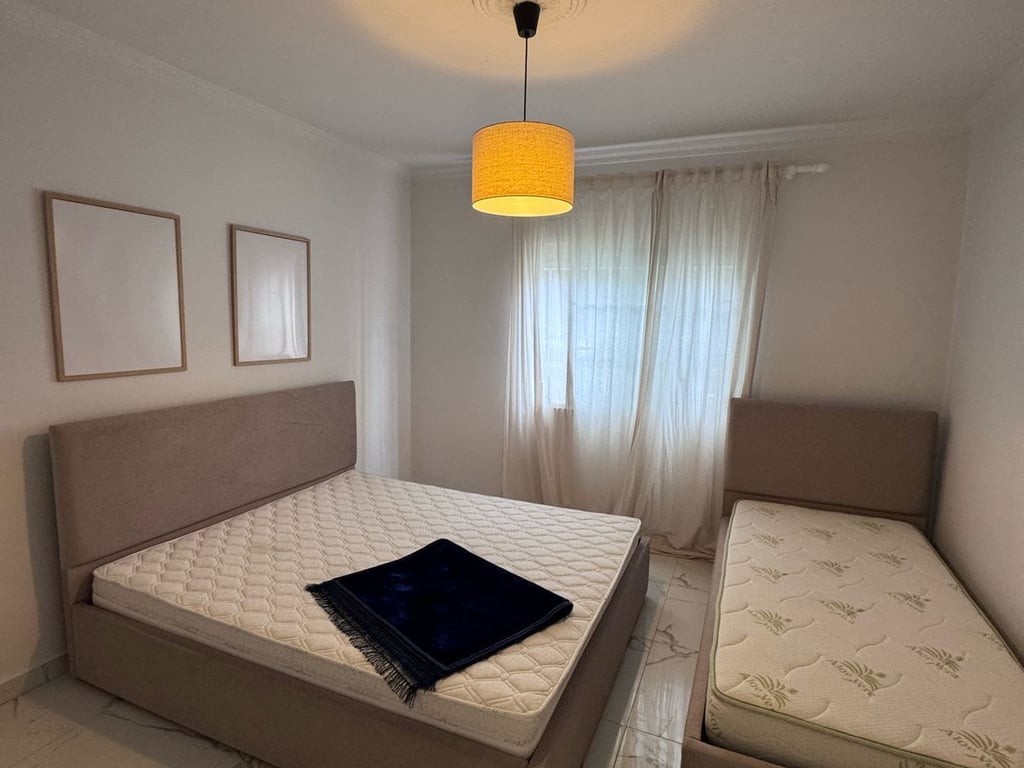 Affittasi appartamento 1+1, Oxhaku vicino alla Moschea Xhura, via Belul Hatibi, 400 mila lekë.