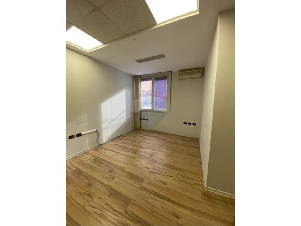 Ambjent zyre per shitje tek Rruga Mustafa Matohiti