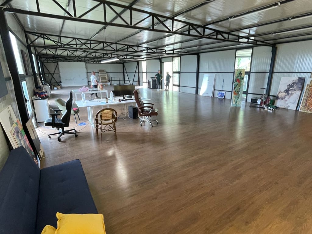 A warehouse is for rent near Top Channel.