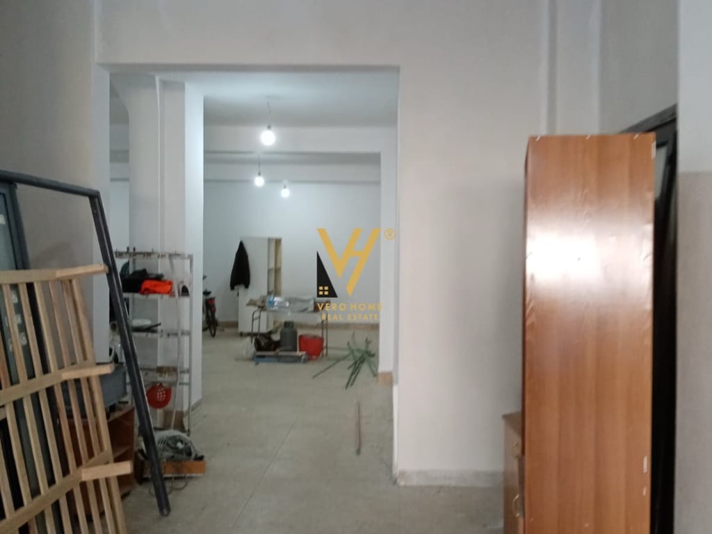 JEPET AMBIENT 140 M2 ME QERA TE TREGU ELEKTRIK 1.200 EURO