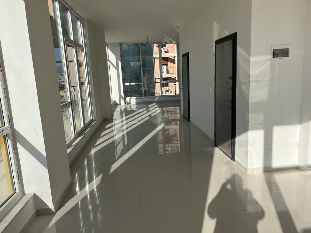 Zyra me qira tek Stacioni i Trenit!