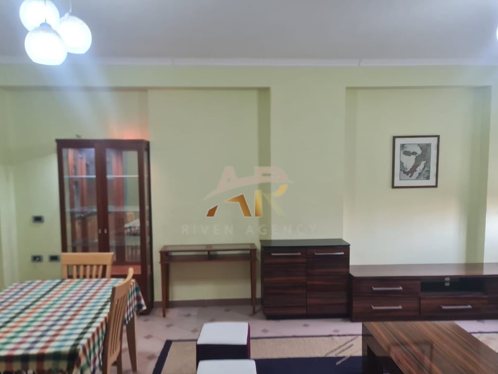 Jepet me qera apartament 1+1 te Rruga e Durresit