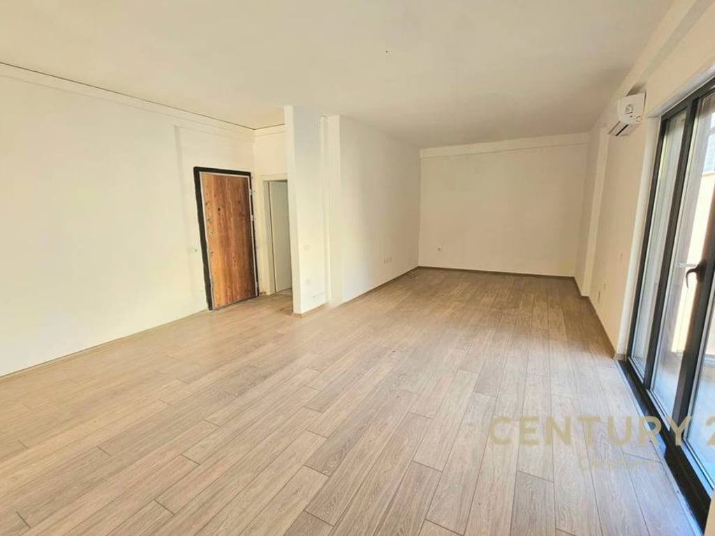 ✨ Jepet me qira ambient komercial open space pranë Qendrës – Rruga Barrikadave