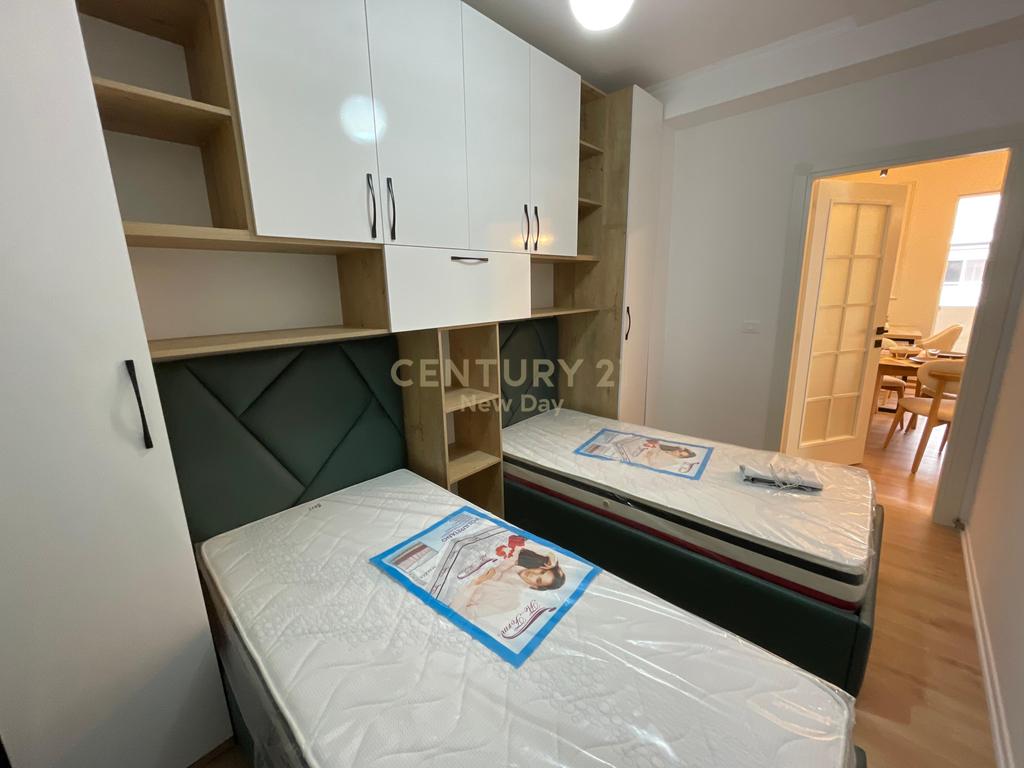 Vendesi appartamento 2+1 con vista mare e veranda sulla spiaggia Iliria.