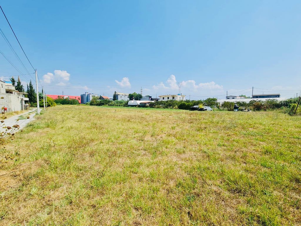 Shitet Tokë Truall ne Kashar,pranë Top Channel.