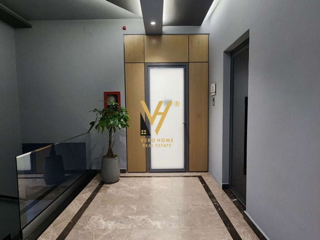 JEPET ZYRE 42 M2 ME QERA TE MYSLYM SHYRI 520 EURO