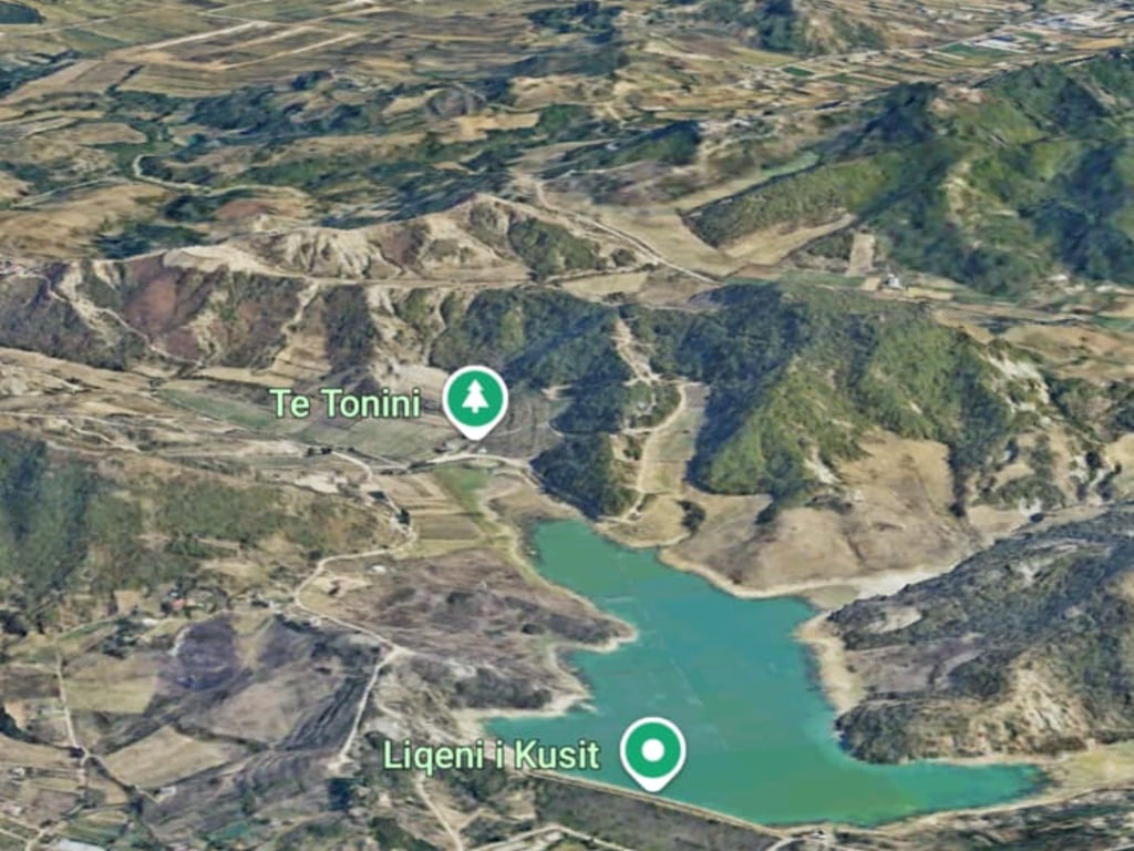 SHITET: 🟤 Tokë Vreshtë Në Kashar ( Buzë Liqenit të Kusit / Kasharit )📍Sip. 9000 m² ( Tokë e Verdhë) Pamje Fantastike 😮