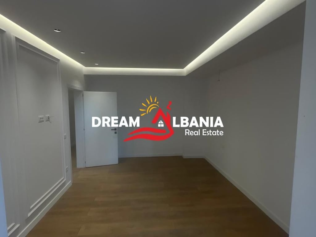 Ambjent per zyra me qera prane Shkolles se Baletit Tirane (ID 42611222).
