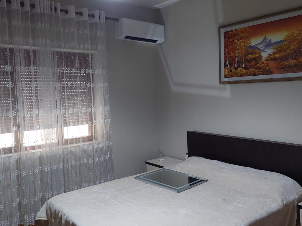 Appartamento 4+1 in affitto alla Stazione dei Treni, nel mezzo del nuovo viale Prezzo: 550 mila lek + Parcheggio incluso