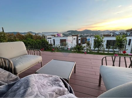 3-STOREY VILLA FOR SALE ON MANDARINE DRIVE