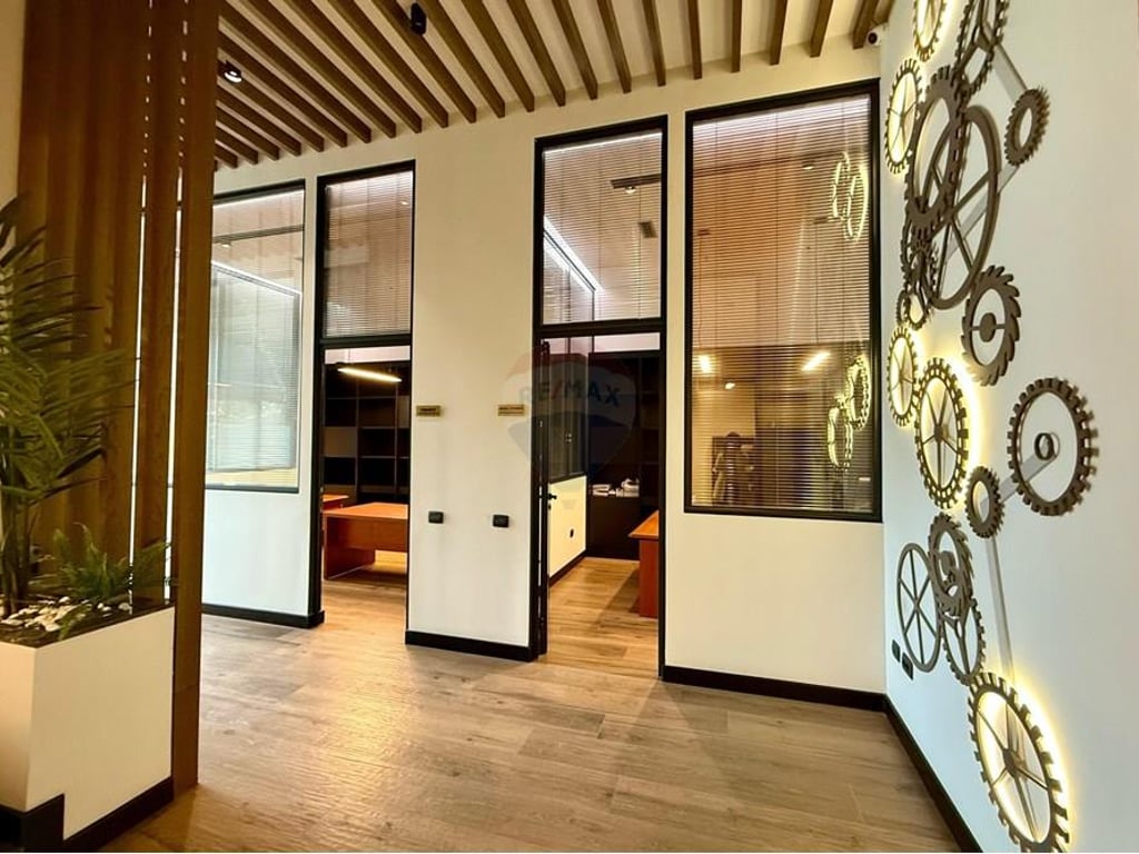 Tirane, jepet me qera ambjent biznesi , 146 m² 1.400 € (Rruga Aleksandër Moisiu)