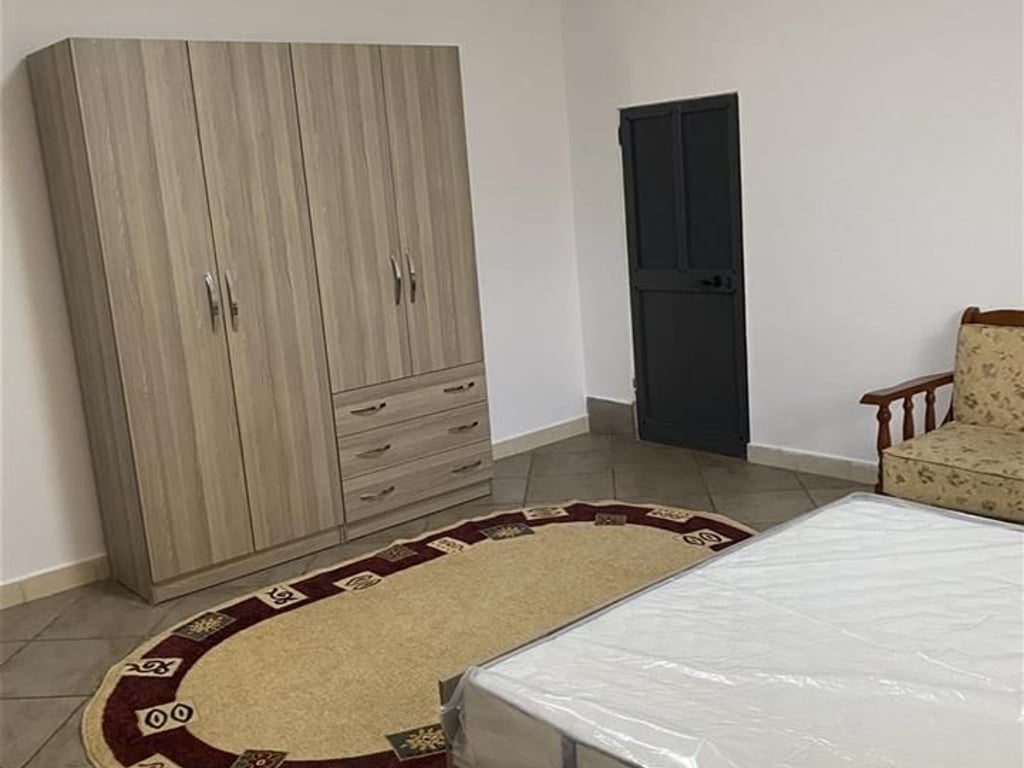 Jepet me qera Shtepia 1+1 , tek Nenstacioni elektrik ne Selite  Cmimi: 300 mije leke 