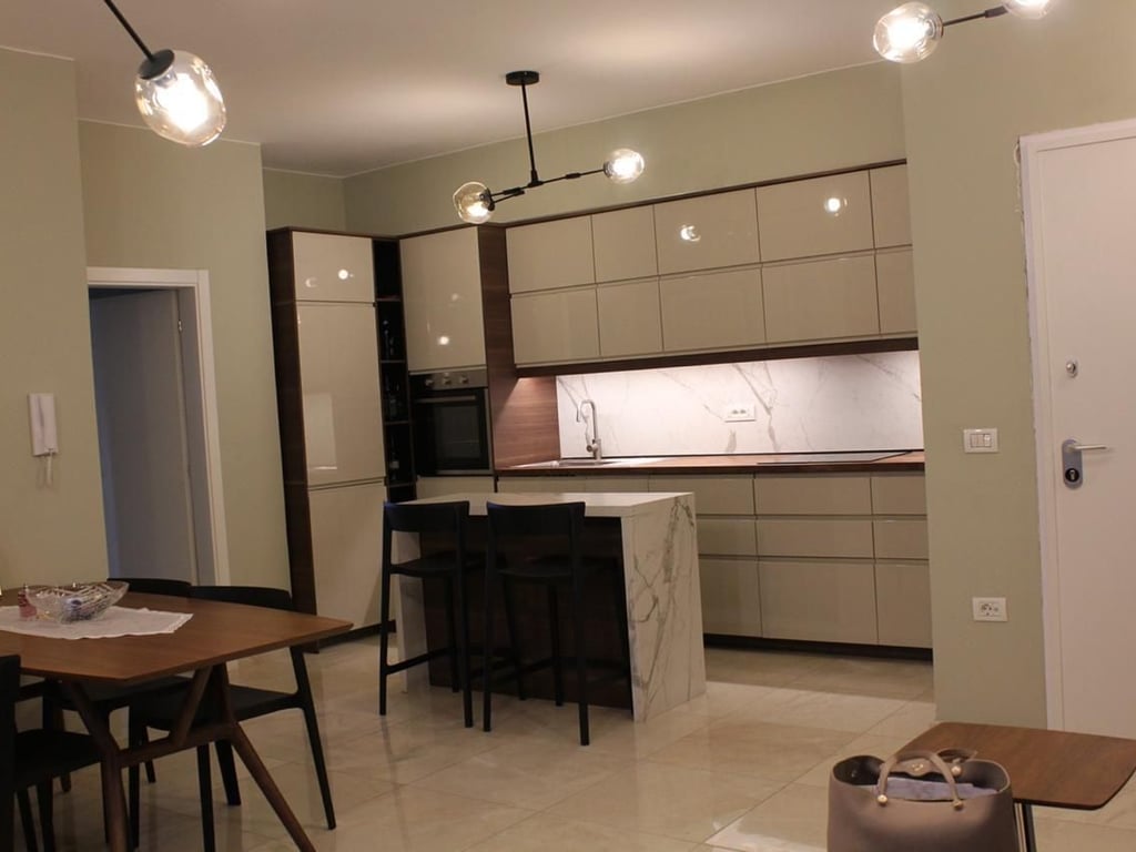 AFFITTASI Appartamento 2+1 + POSTO AUTO al Lago di Tirana