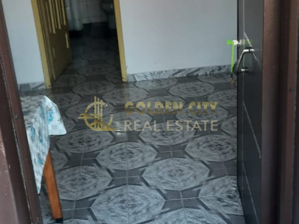 In Vendita: Casa su 2 Piani con Sottotetto e Garage