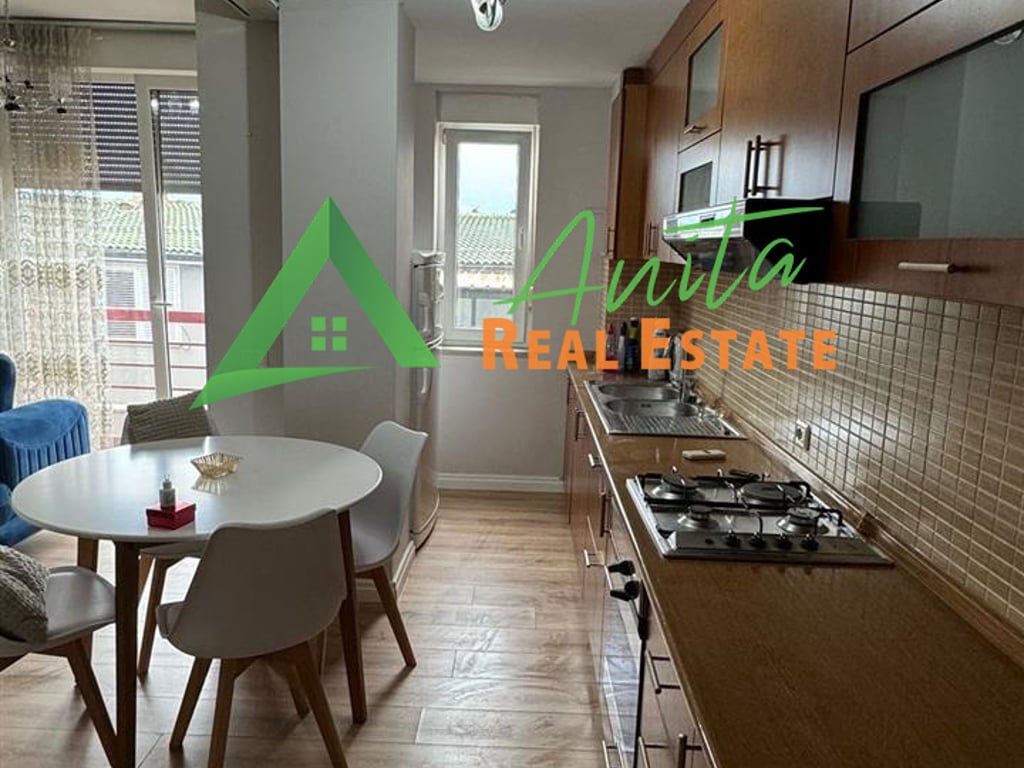 Liqeni i Thate ofrojme per qira apartament 2+1