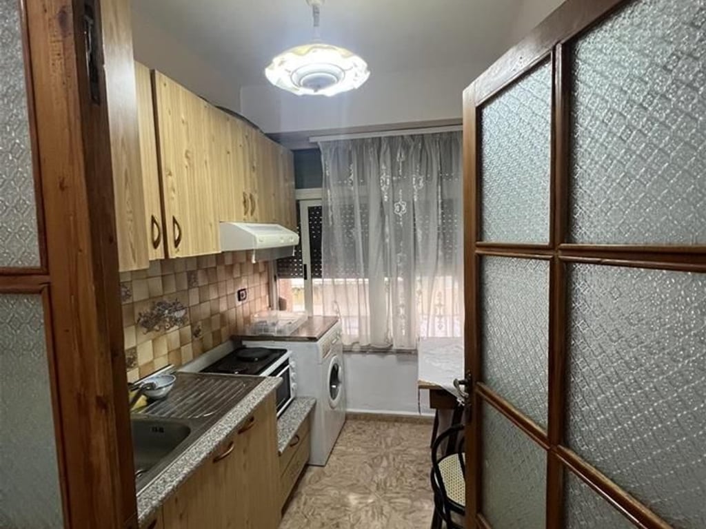 🏡 Apartament 1+1 për shitje te Myslym Shyri – Rrugë kryesore
