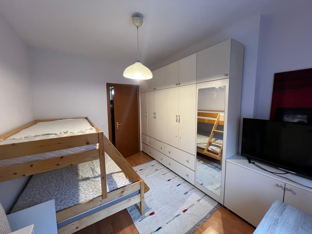 Apartament 2+1+2 me qira tek Komuna e Parisit, Prane Qendres Kristal