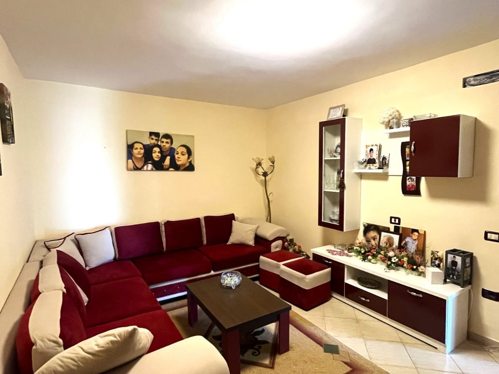 Vilë në shitje Xhuherin