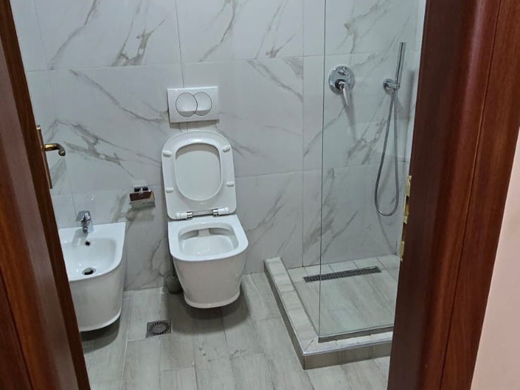 1+1 per SHITJE ne Rrugen Ndre Mjeda, afer kompleksit Kontakt