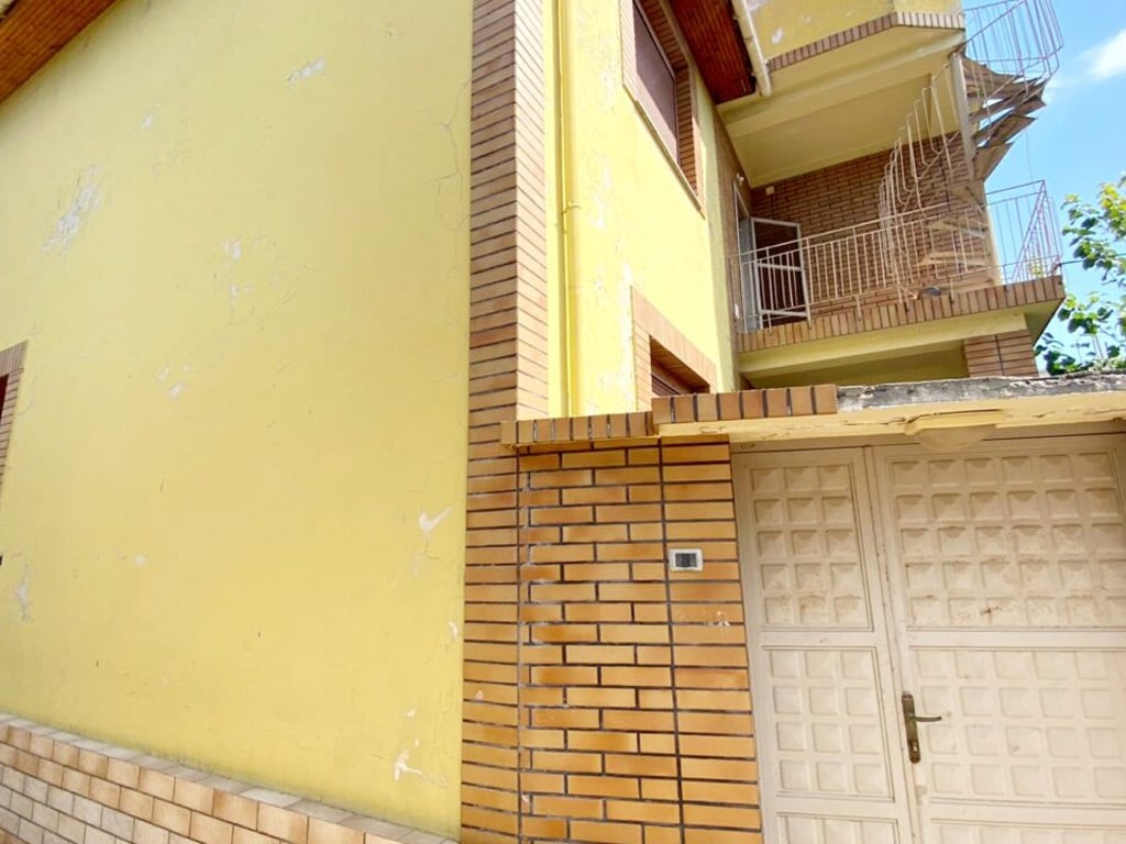 🔥New listing, only 10 m from our office🔥 A 2-story villa for sale, Kavajë center