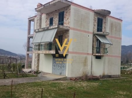 VILLA TRE PIANI E TERRENO IN VENDITA A PEZE 250.000 EURO