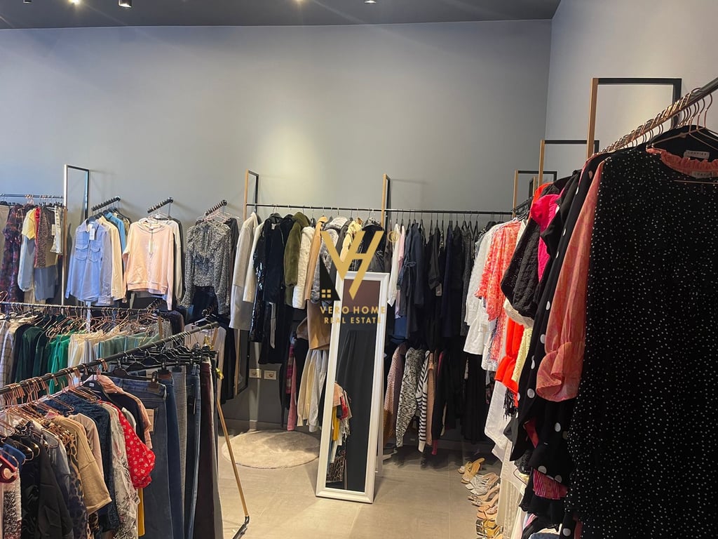 FOR SALE: CLOTHING STORE BUSINESS 60 M2 IN SELITE 12,000 EURO