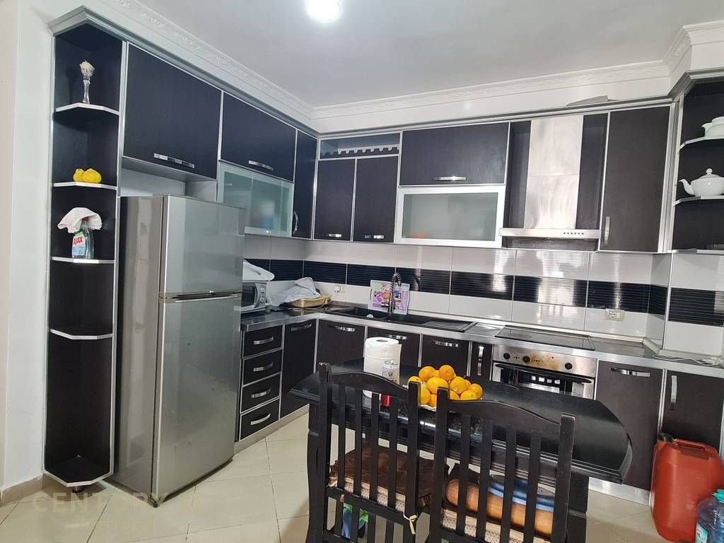 SHES APARTAMENT 2+1+2 NE KAMEZ-PRANE GJIMNAZIT IBRAHIM RUGOVA!