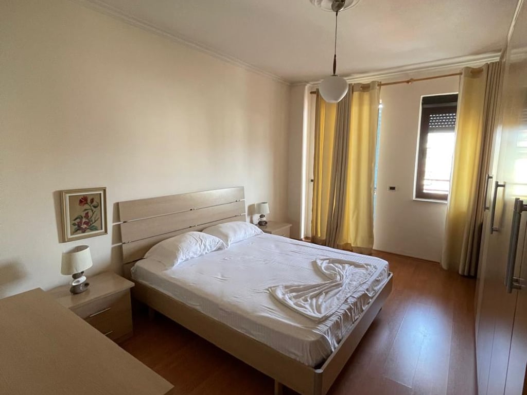 Jepet me qera apartament 2+1 ne Bllok 800 euro