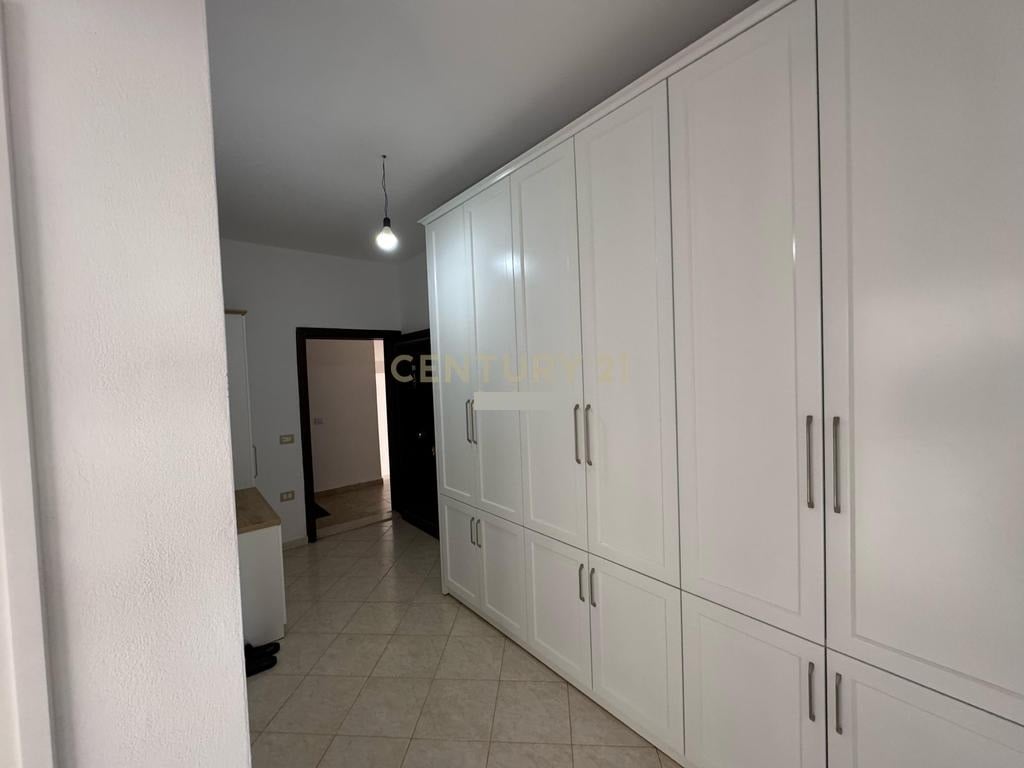 VENDESI APPARTAMENTO 1+1 VICINO AL RISTORANTE QESARAKA, FRESCO! 70.000 €