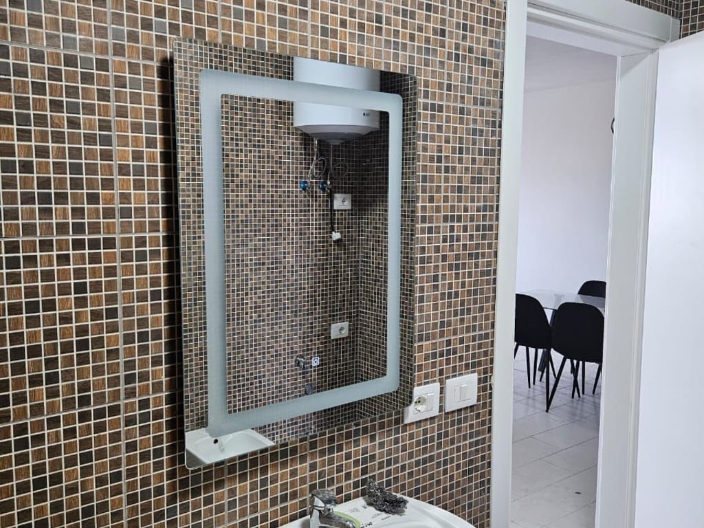 Jepet me qera Apartamenti 1+1, Yzberisht tek Golden Park  Cmimi: 500€uro