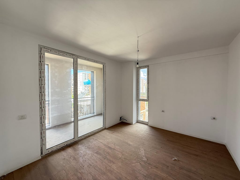 Apartament 3+1 tek Clover Residence per zyra tek Ish-Fusha e Aviacionit. 