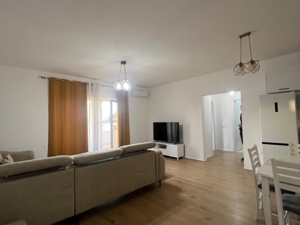 Affittasi appartamento 2+1+1 con balcone