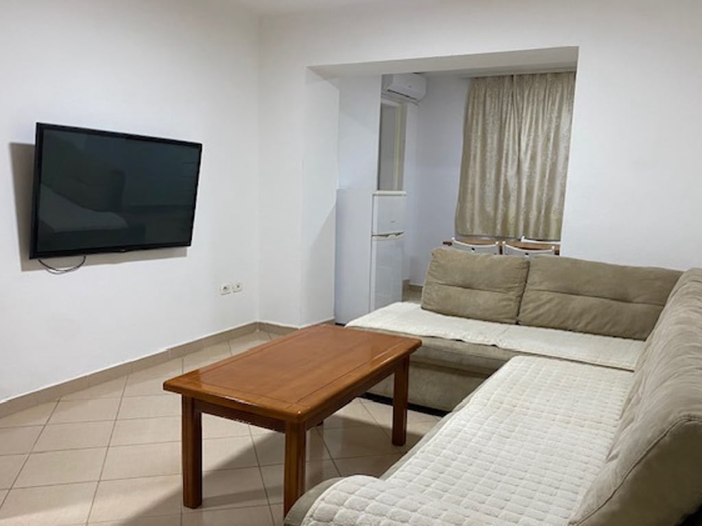 Affittasi appartamento 2+1, di fronte alla Pediatria, via Congresso di Manastir. Prezzo: 430 euro.