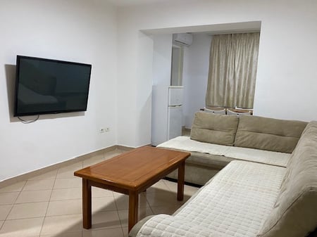 Affittasi appartamento 2+1, di fronte alla Pediatria, via Congresso di Manastir. Prezzo: 430 euro.