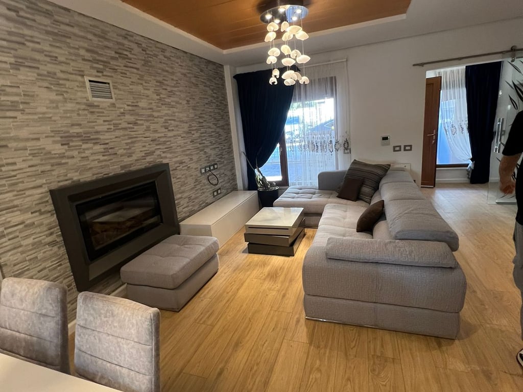 Vendesi Villa a 3 Piani a TEG 600.000 euro