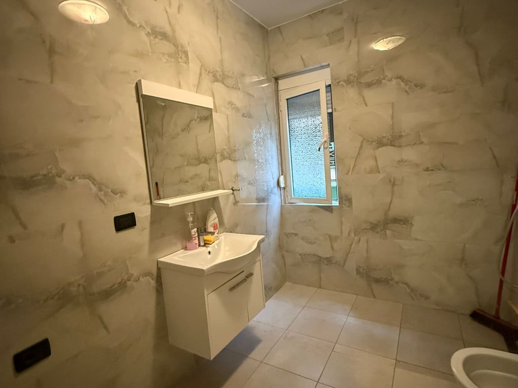 Ambient per zyra 5+1+2 ne Bllok