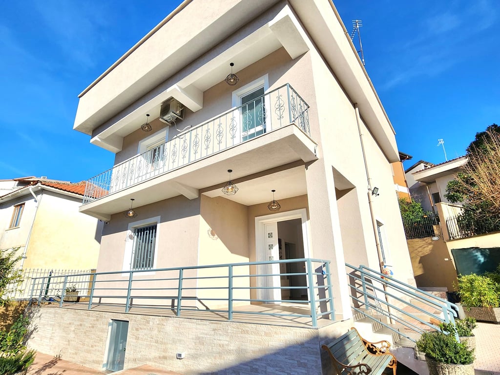 Me Qera: Vile 2 Kateshe *PRIVATE* (📍 Vilat Gjermane, Kompl.Grande, pa vajt ) Me Oborr te Madh dhe Tarrace - Super Pamje