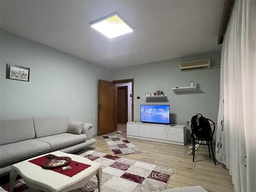🏡 Apartament 1+1 për shitje te Myslym Shyri – Rrugë kryesore