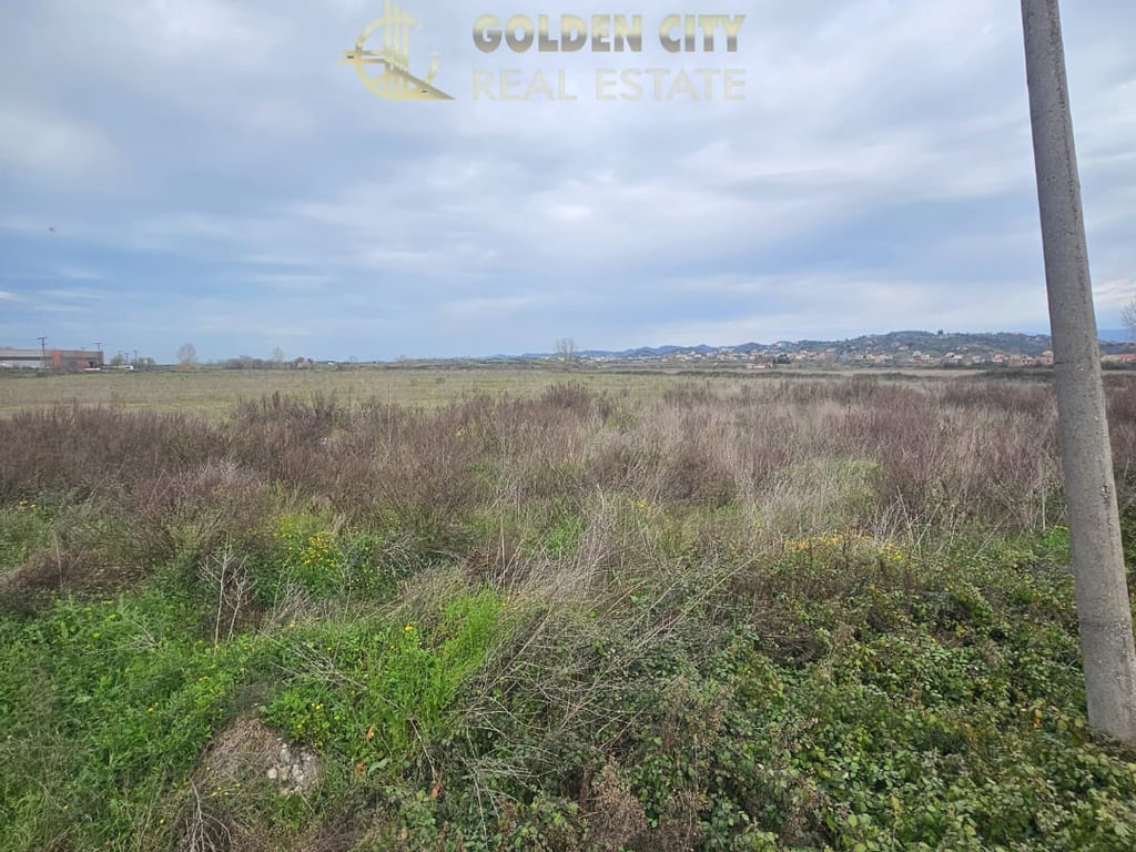 Vendesi terreno sull'autostrada Tirana - Durazzo.