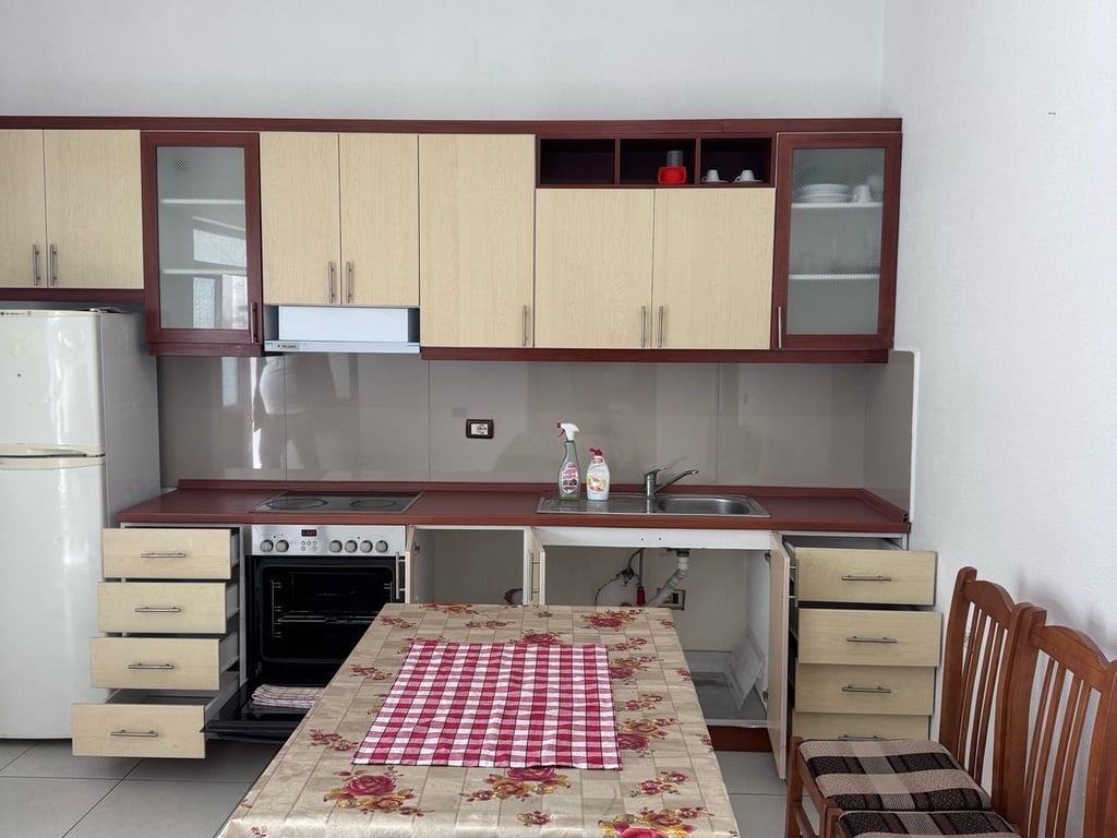 Affittasi appartamento 2+1, Astir vicino a Wellit 400 mila lekë.