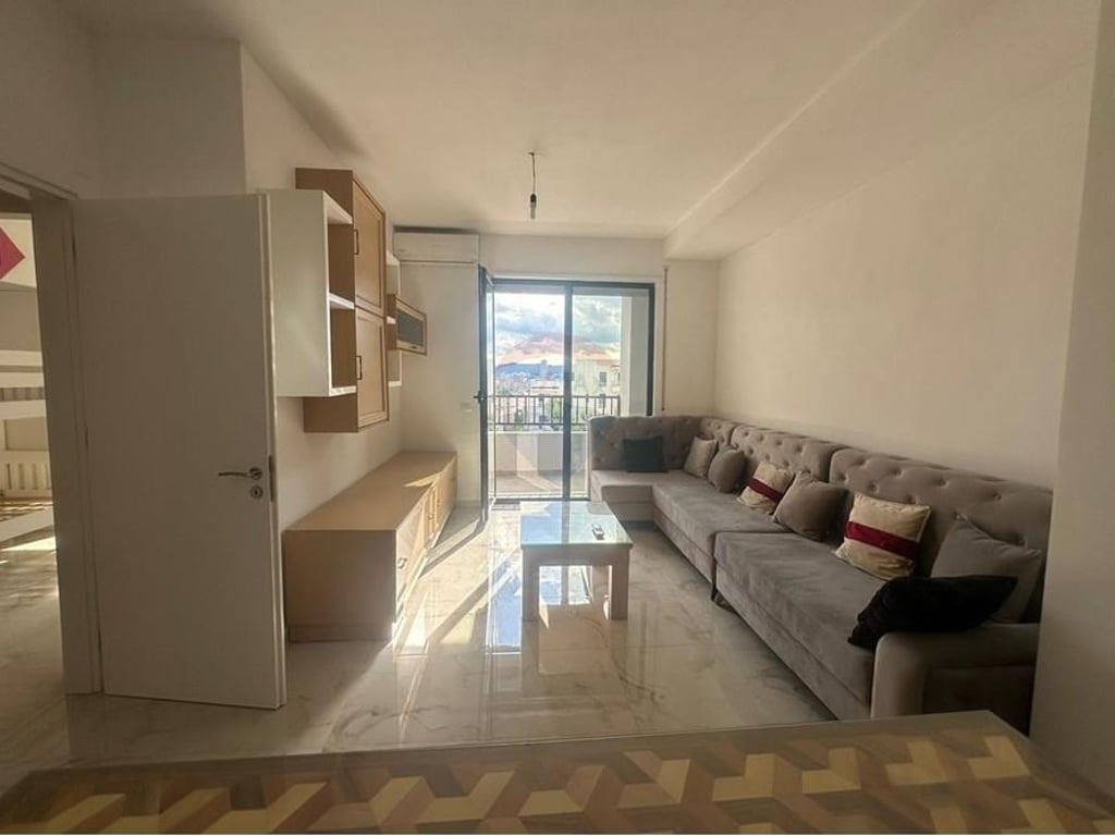 Shitet apartament 2+1+2+garazh prane Europianit