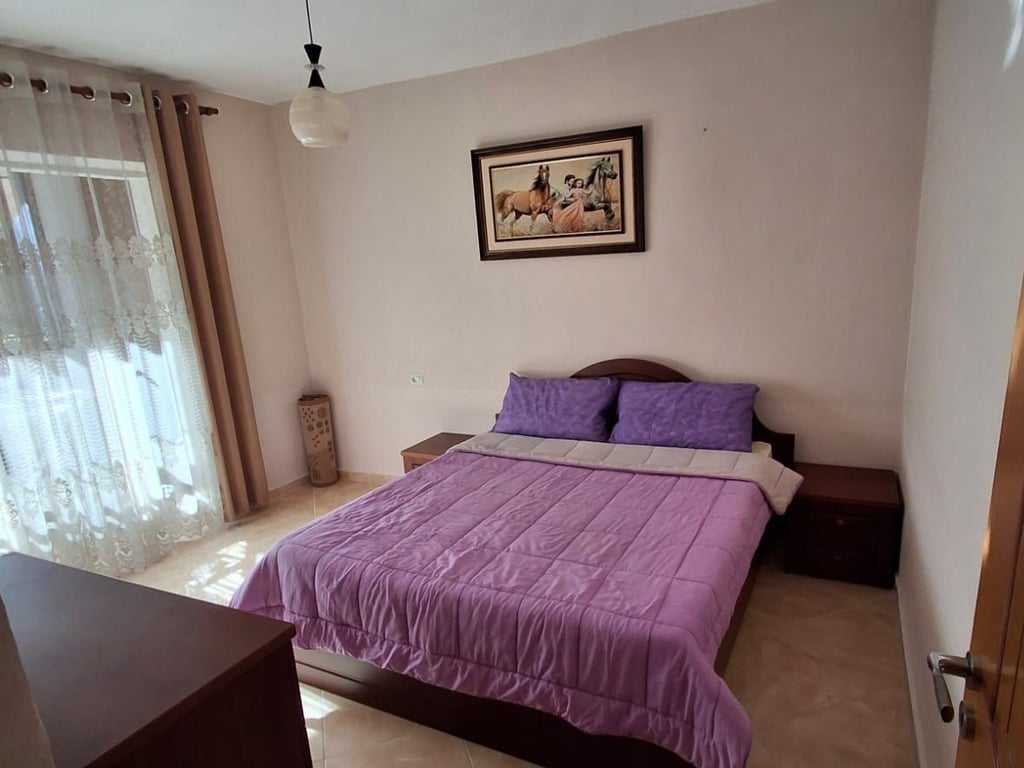 Affittasi appartamento 1+1, dietro la Medressa (via di Dibra) 400 mila lekë.