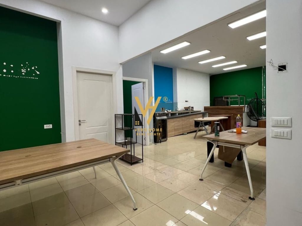 STORE 187 M2 AT THE TRAIN STATION 430,000 EURO